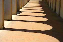 immagine di portici chiaroscuro ombra sole