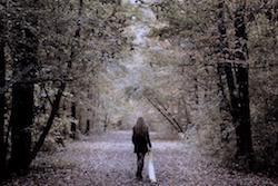 donna cammina nel parco