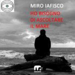 uomo davanti al mare nella copertina del romanzo ambientato sul mare