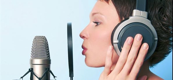 attrice al microfono