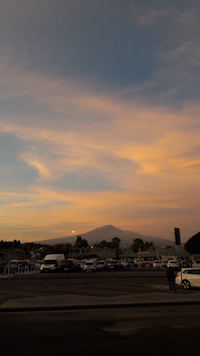 catania al tramonto con l'etna