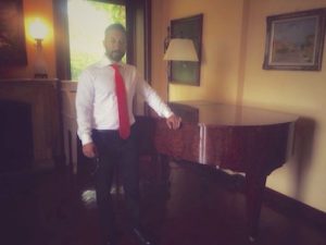 l'autore in piedi accanto al pianoforte