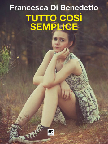 ragazzina seduta su prato con aria pensierosa