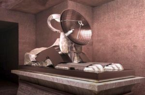 sfinge con parabola televisiva