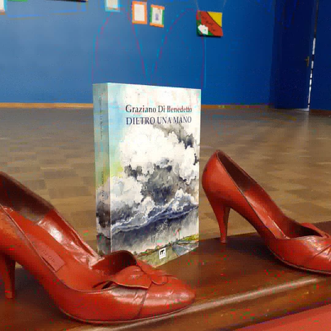 libro tra scarpe rosse
